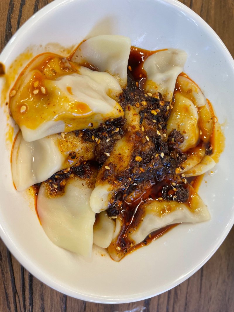 鲜肉馄饨，这道江南美食的魅力何在？让我们通过故事叙述的方式一探究竟。